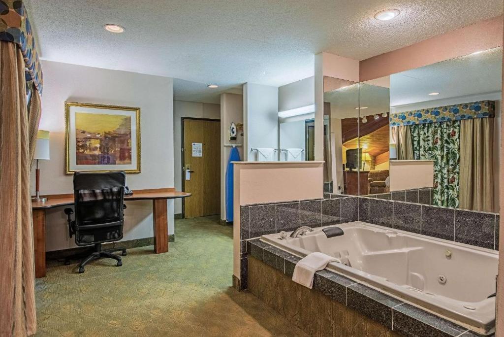Royal Inn Suites Huntington Exterior photo