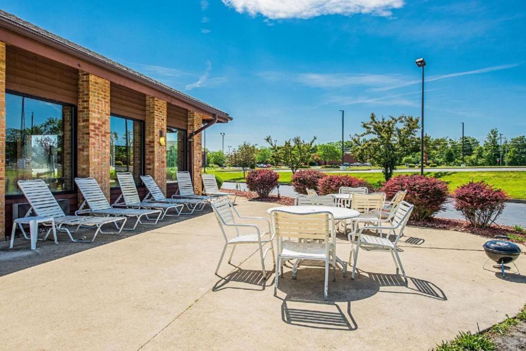 Royal Inn Suites Huntington Exterior photo